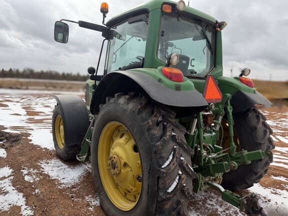 Image of John Deere 7330 equipment image 2
