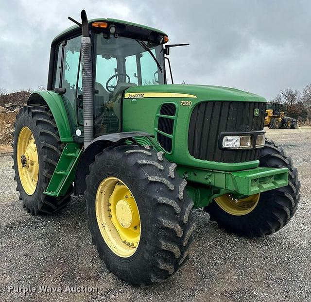 Image of John Deere 7330 equipment image 2