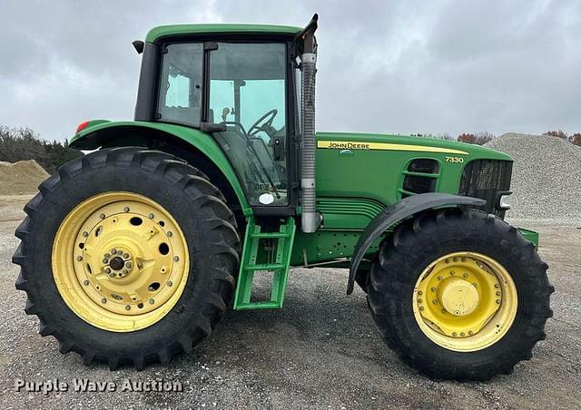 Image of John Deere 7330 equipment image 3