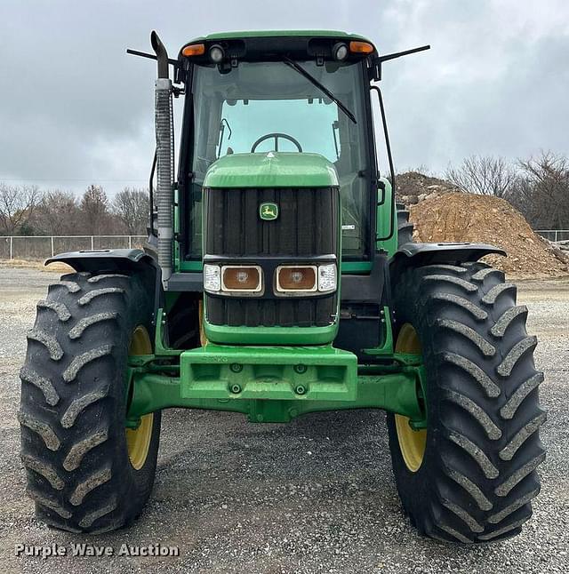 Image of John Deere 7330 equipment image 1