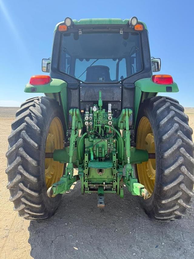 Image of John Deere 7330 equipment image 2