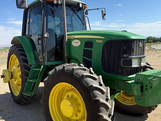 Image of John Deere 7330 equipment image 1
