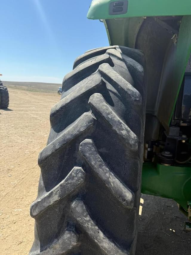 Image of John Deere 7330 equipment image 4