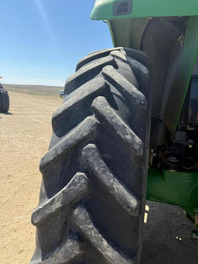 Image of John Deere 7330 equipment image 4