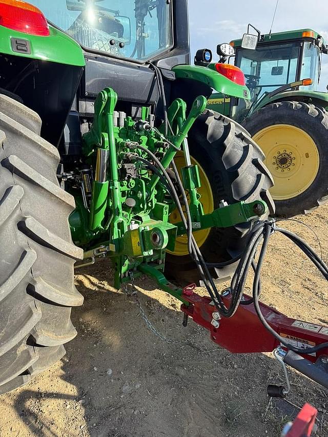 Image of John Deere 7330 equipment image 3