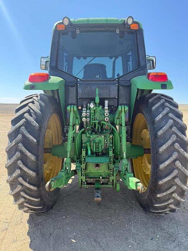 Image of John Deere 7330 equipment image 2