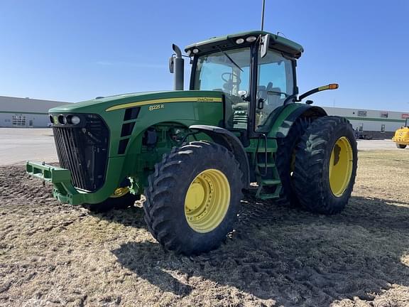 Image of John Deere 8225R equipment image 2