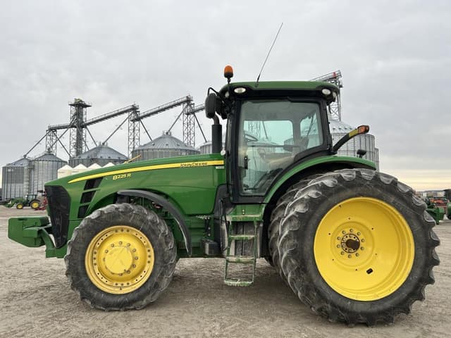 Image of John Deere 8225R equipment image 2
