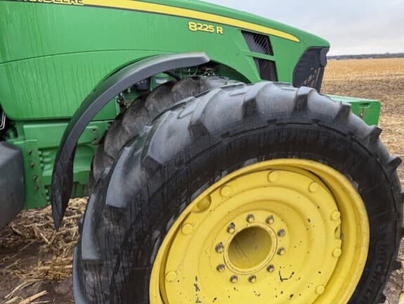 Image of John Deere 8225R equipment image 1