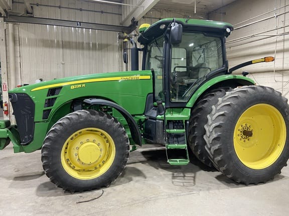 2010 John Deere 8225R Equipment Image0