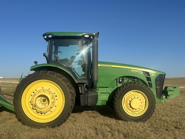 Image of John Deere 8225R equipment image 1