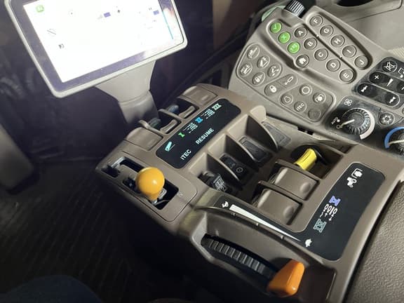 Image of John Deere 8270R equipment image 4