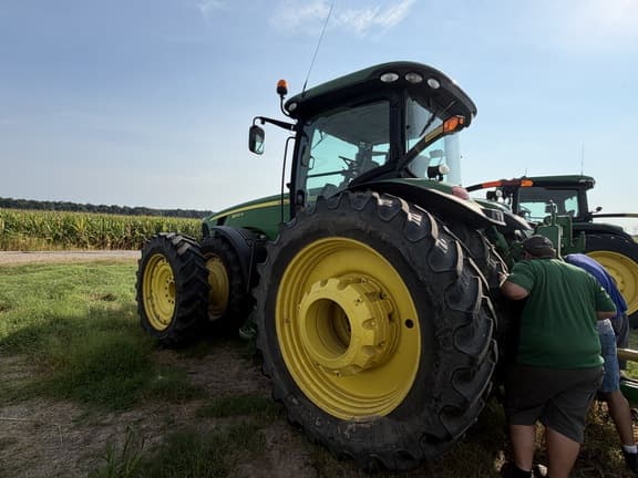 Image of John Deere 8320R equipment image 1