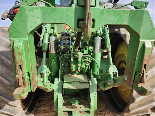 Image of John Deere 8320RT equipment image 4