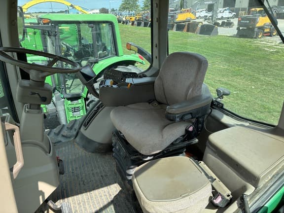 Image of John Deere 8320RT equipment image 4