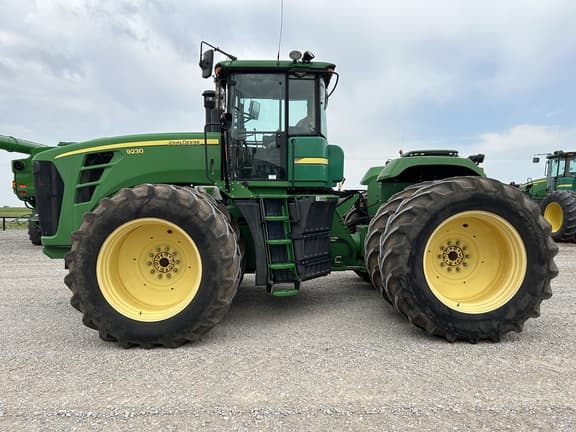 Image of John Deere 9230 equipment image 1