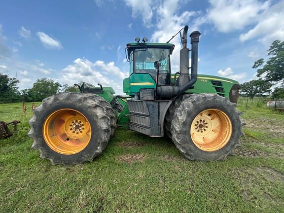 2010 John Deere 9330 Equipment Image0