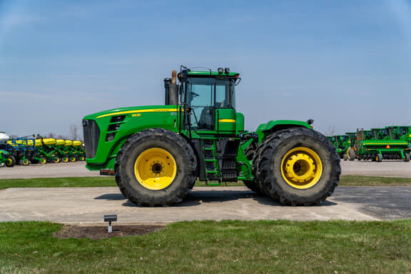 Image of John Deere 9530 equipment image 1