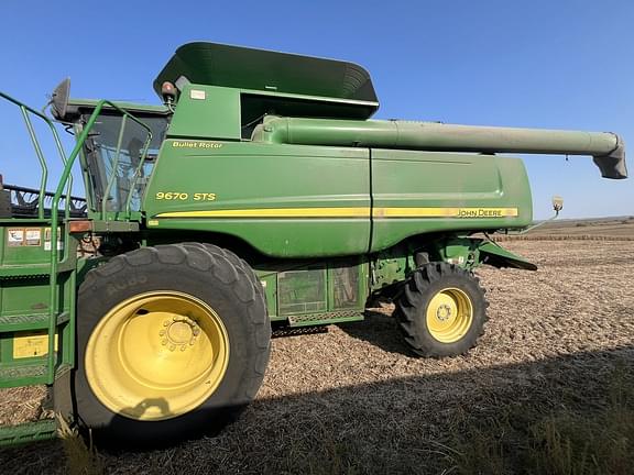 Image of John Deere 9670 STS equipment image 1