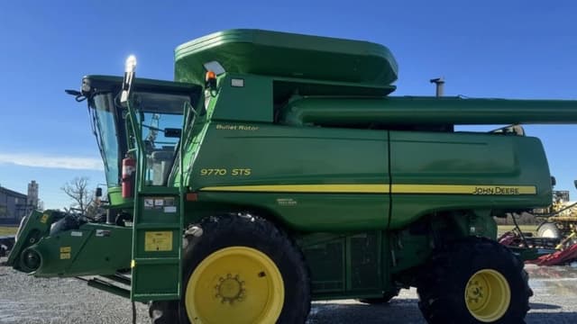 Image of John Deere 9770 STS equipment image 2