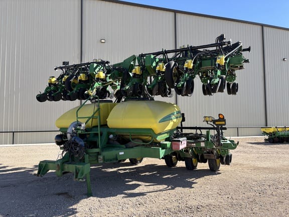 2010 John Deere DR18 Equipment Image0