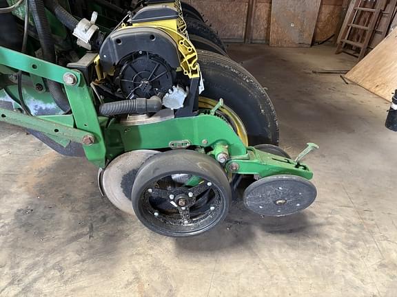 Image of John Deere DR18 equipment image 4