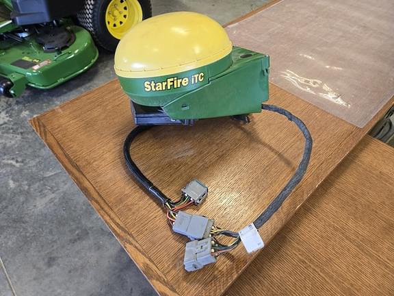 Image of John Deere StarFire iTC equipment image 3