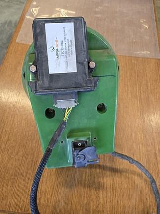 Image of John Deere StarFire iTC equipment image 4