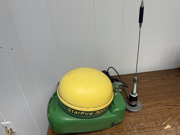 Image of John Deere StarFire 3000 equipment image 2