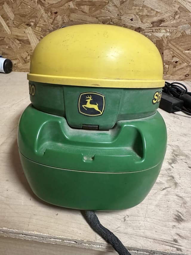 Image of John Deere StarFire 3000 equipment image 2
