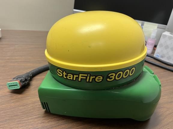 Image of John Deere StarFire 3000 equipment image 3