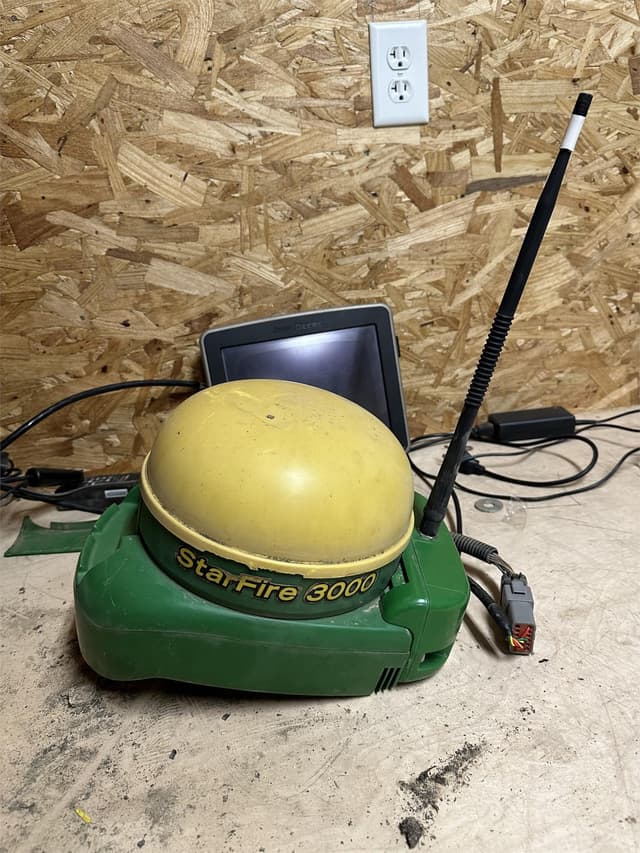 Image of John Deere StarFire 3000 equipment image 2