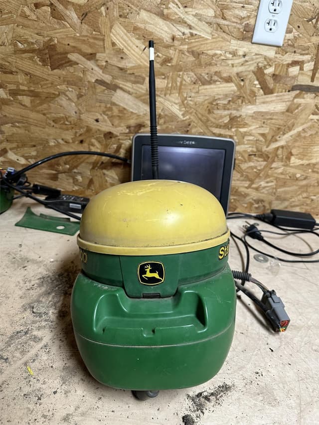 Image of John Deere StarFire 3000 equipment image 1