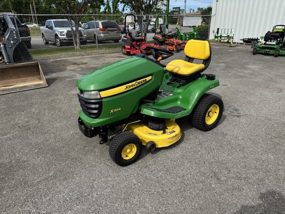 Image of John Deere X304 equipment image 1