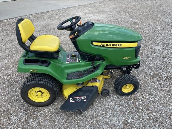 Image of John Deere X304 equipment image 3