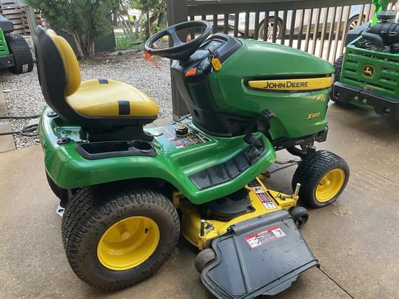 Image of John Deere X320 equipment image 3
