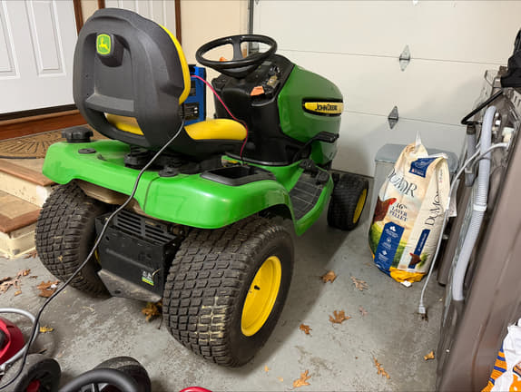 Image of John Deere X320 equipment image 3