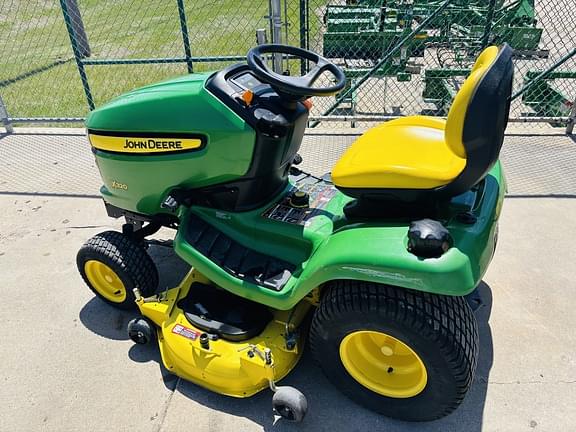 Image of John Deere X320 equipment image 4