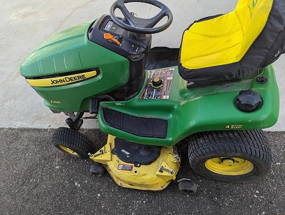 Image of John Deere X324 equipment image 4