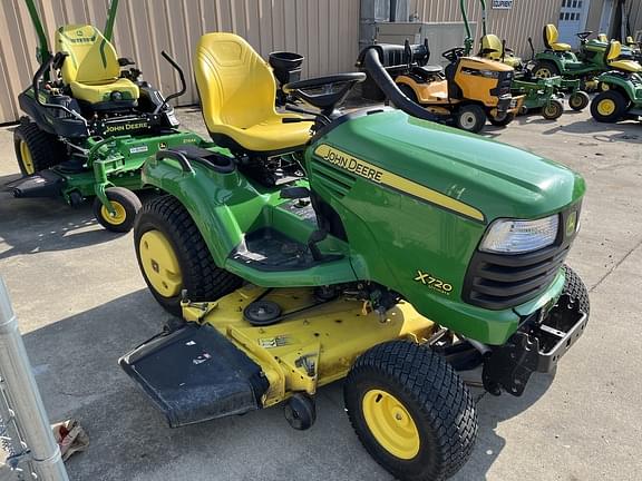 Image of John Deere X720 equipment image 3