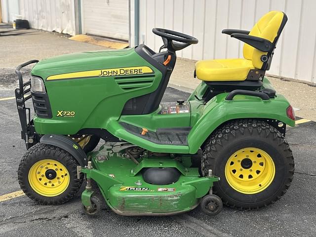 Image of John Deere X720 equipment image 1