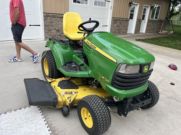 Image of John Deere X720 equipment image 1