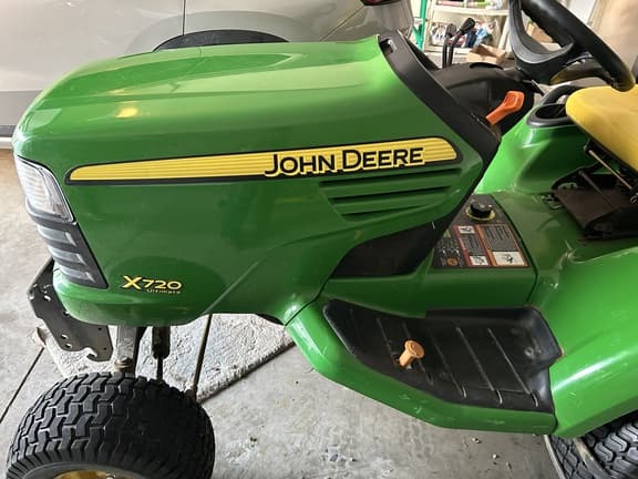 Image of John Deere X720 equipment image 2