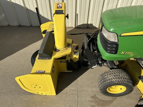 Image of John Deere X720 equipment image 1