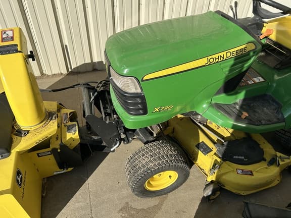 Image of John Deere X720 equipment image 2