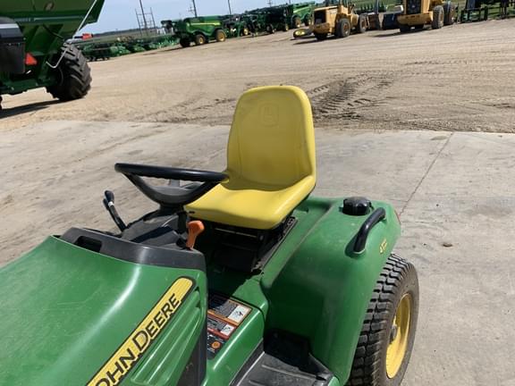 Image of John Deere X724 equipment image 2