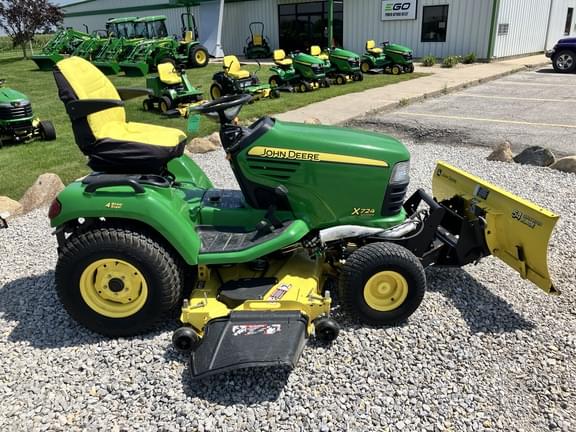Image of John Deere X724 equipment image 3