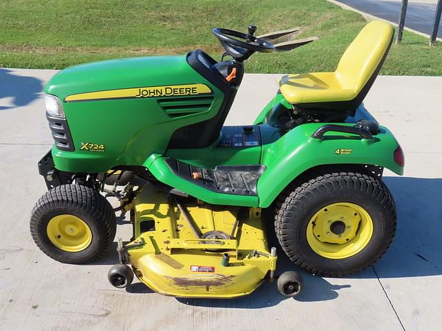 Image of John Deere X724 equipment image 3