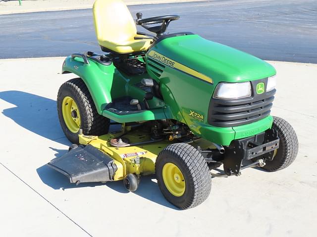 Image of John Deere X724 equipment image 1