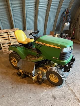 Image of John Deere X724 equipment image 1